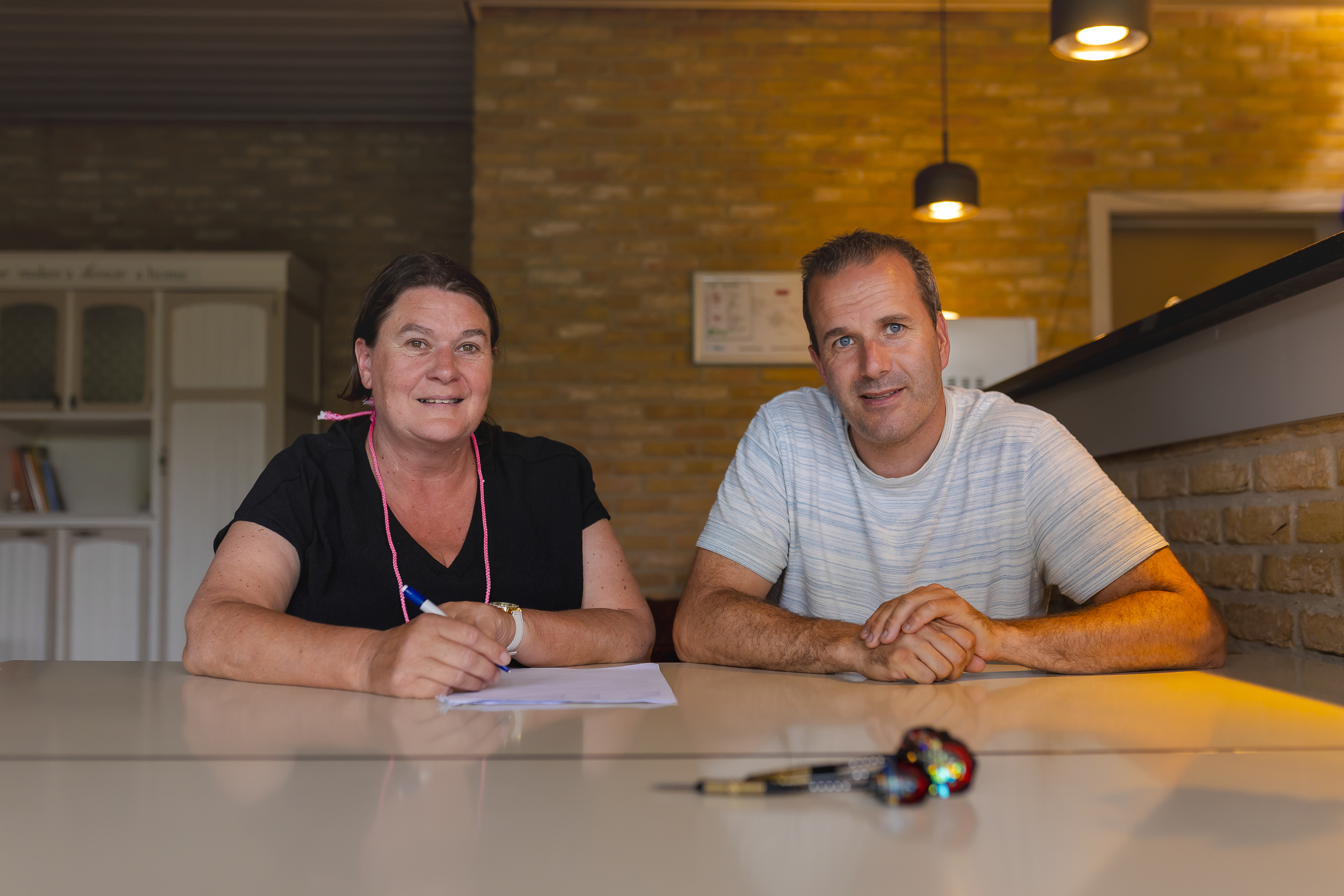 leerkrachten aan tafel in bar/relax ruimte