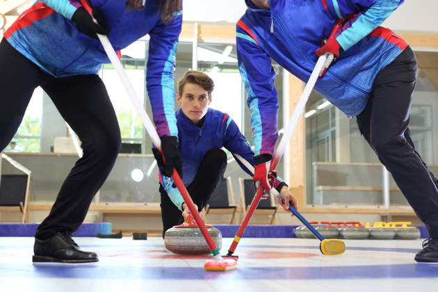 Drie mannen spelen wedstrijd curling