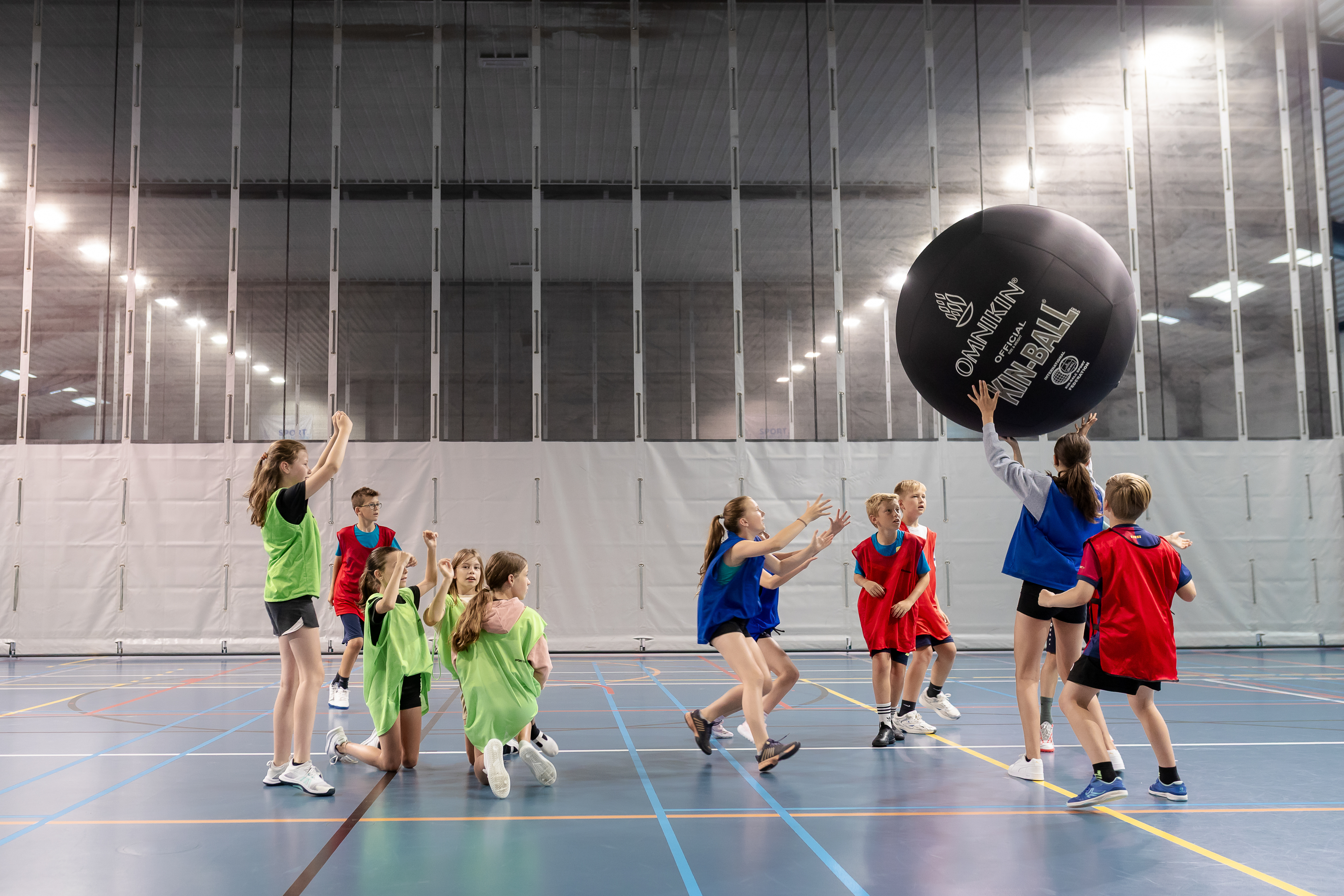 kinderen spelen wedstrijd kinnbal in sporthal