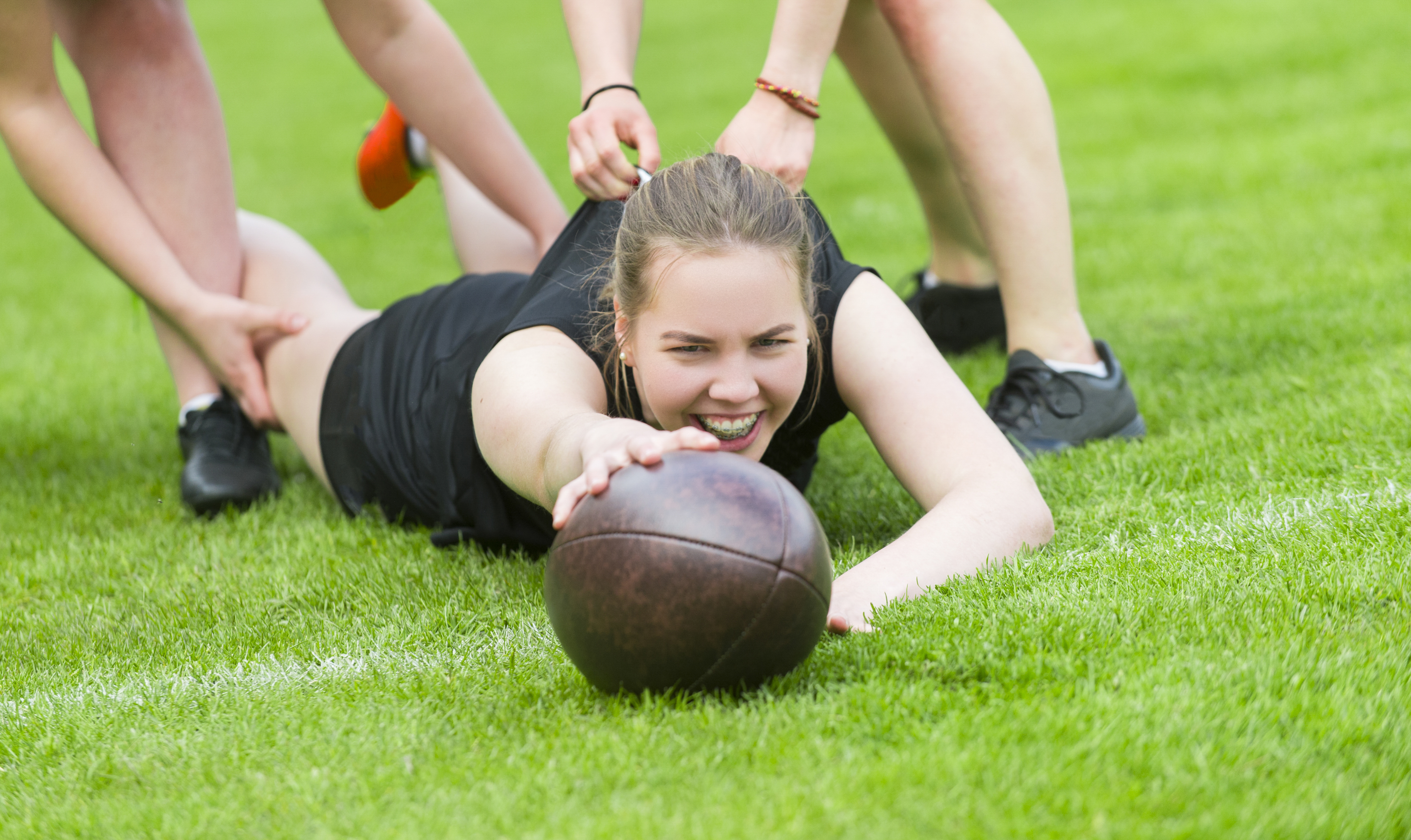Meisjes spelen samen rugby in de zomer