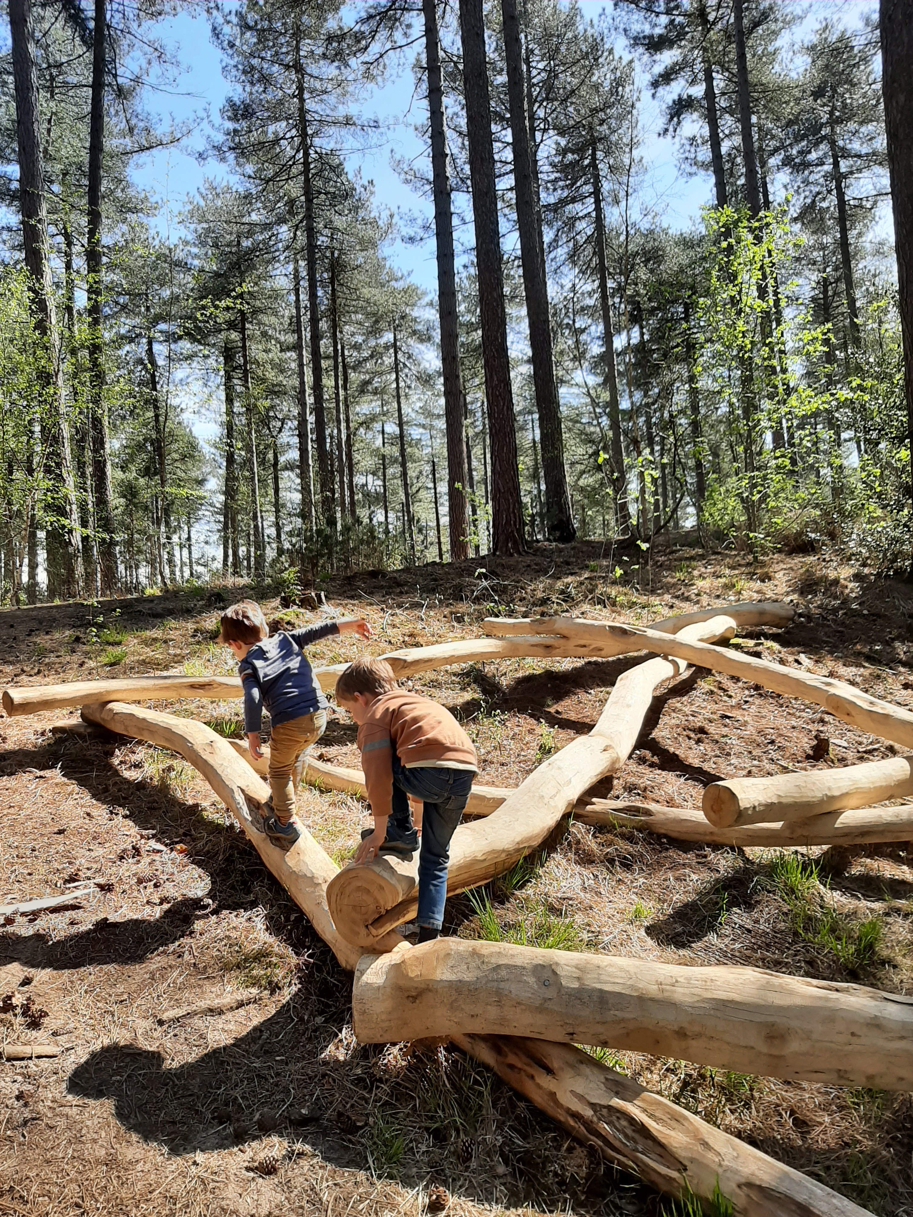 Twee kleuters aan het spelen op het multimovepad.