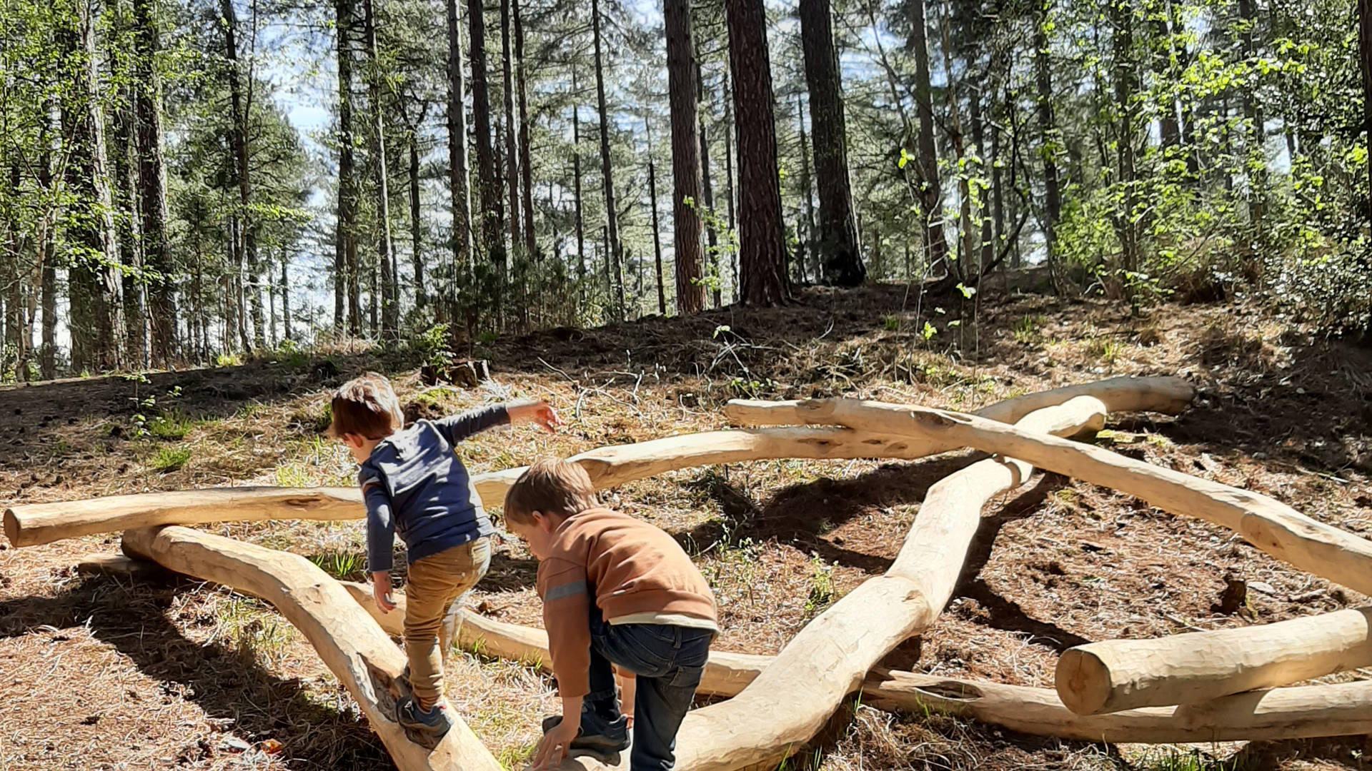 Twee kleuters aan het spelen op het multimovepad.