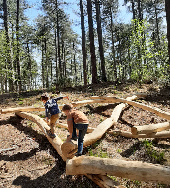 Twee kleuters aan het spelen op het multimovepad.