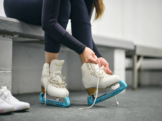Schaatsster bindt schaatsen dicht in kleedruimte