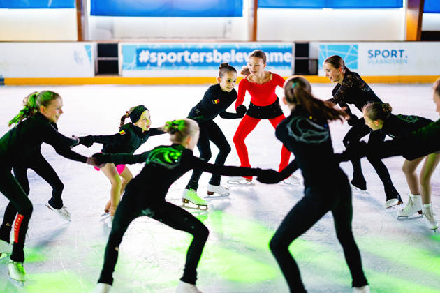 groep schaatsende meisjes