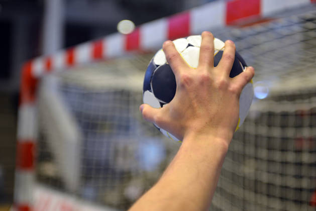 Close-up hand met handbal voor goal