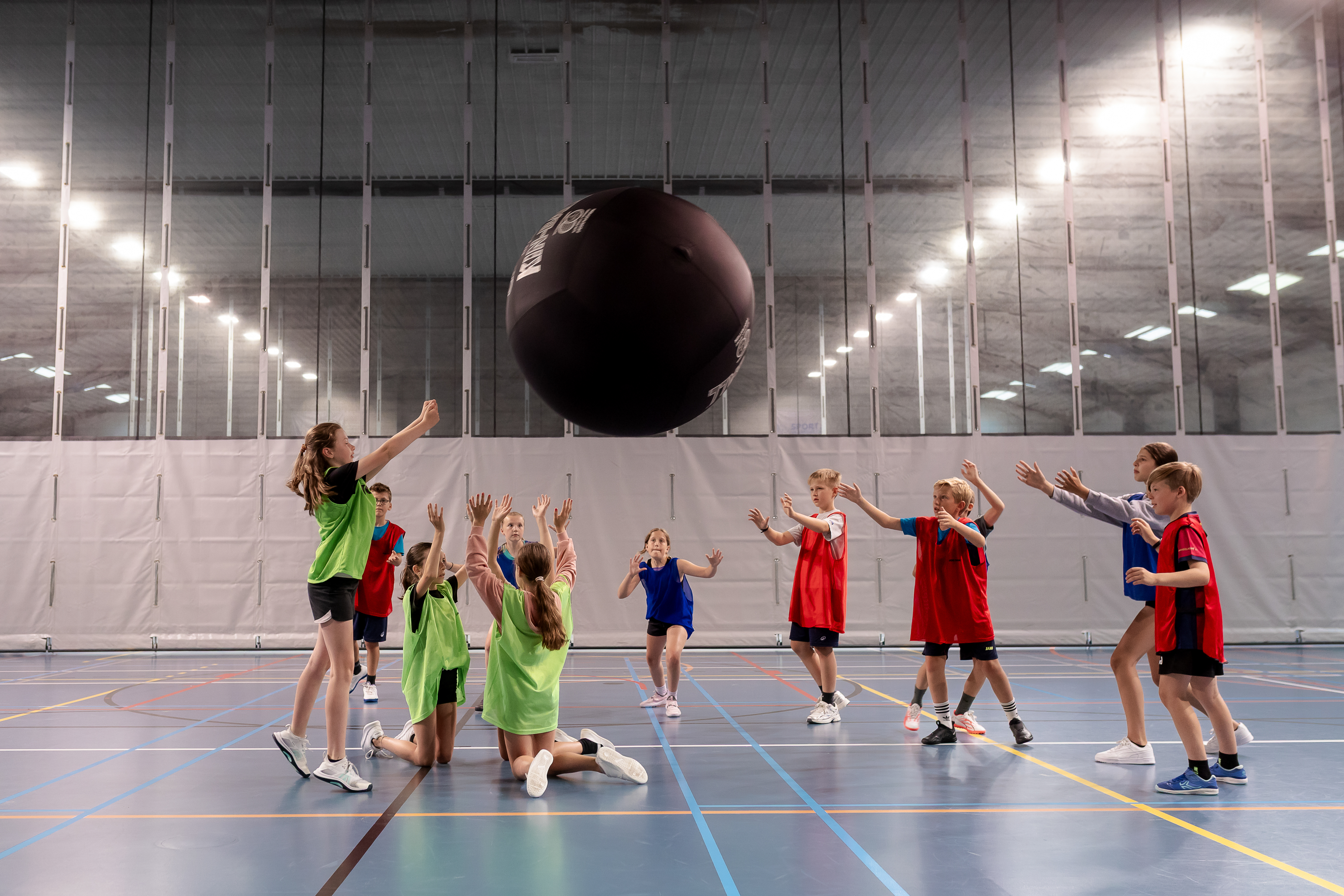 kinderen spelen wedstrijd kinnbal in sporthal