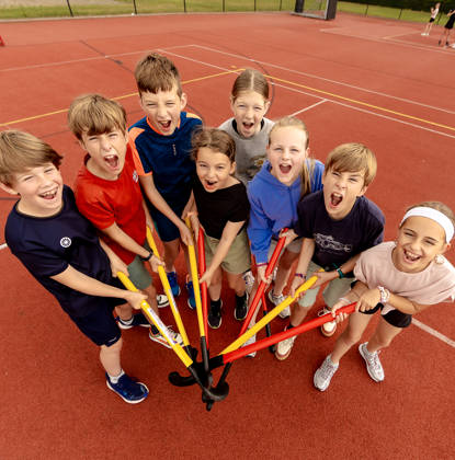 groep jongeren met hockeysticks