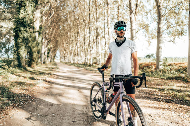 Mannelijke gravelbiker in bosomgeving