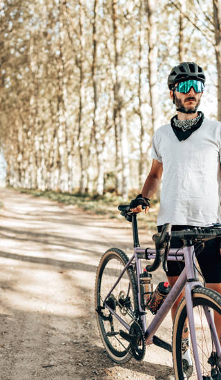 Mannelijke gravelbiker in bosomgeving