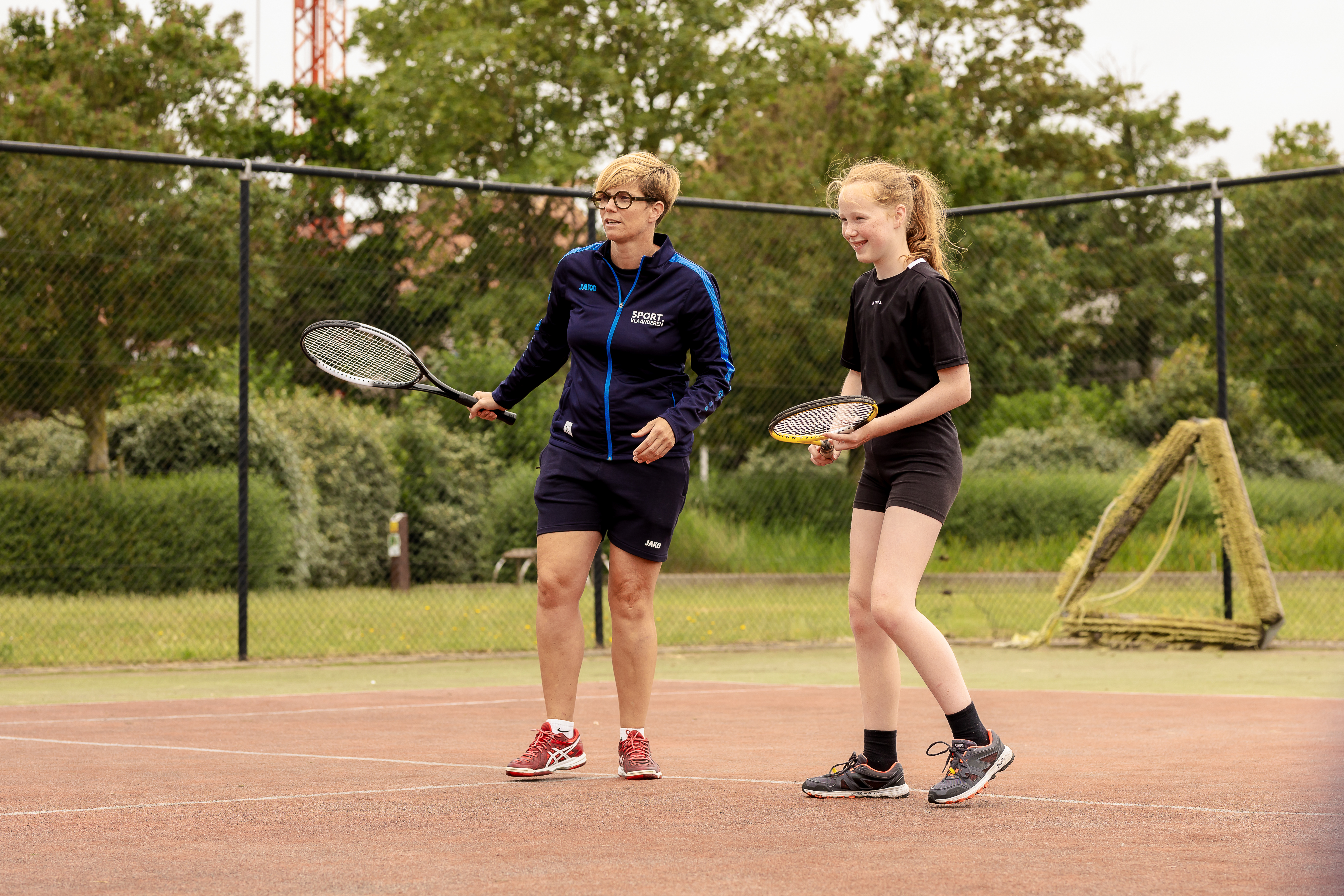 leerling krijgt tennisles van lesgever