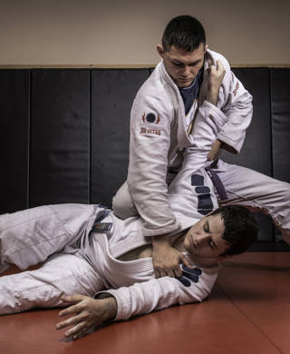 Twee mannen met witte kimono vechten met elkaar