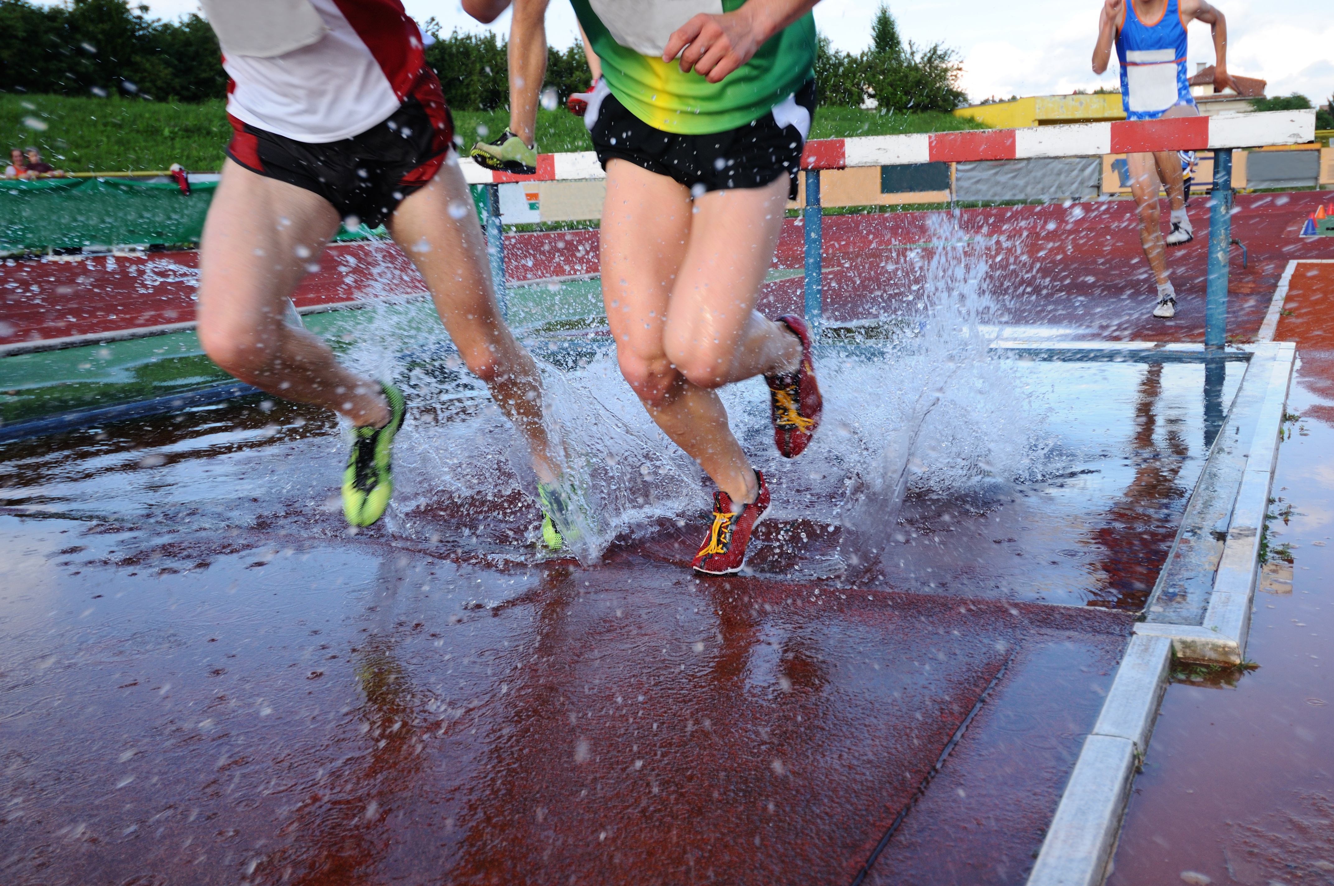 Twee lopers lopen in waterbak op piste