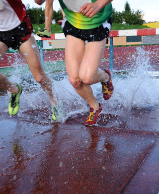 Twee lopers lopen in waterbak op piste