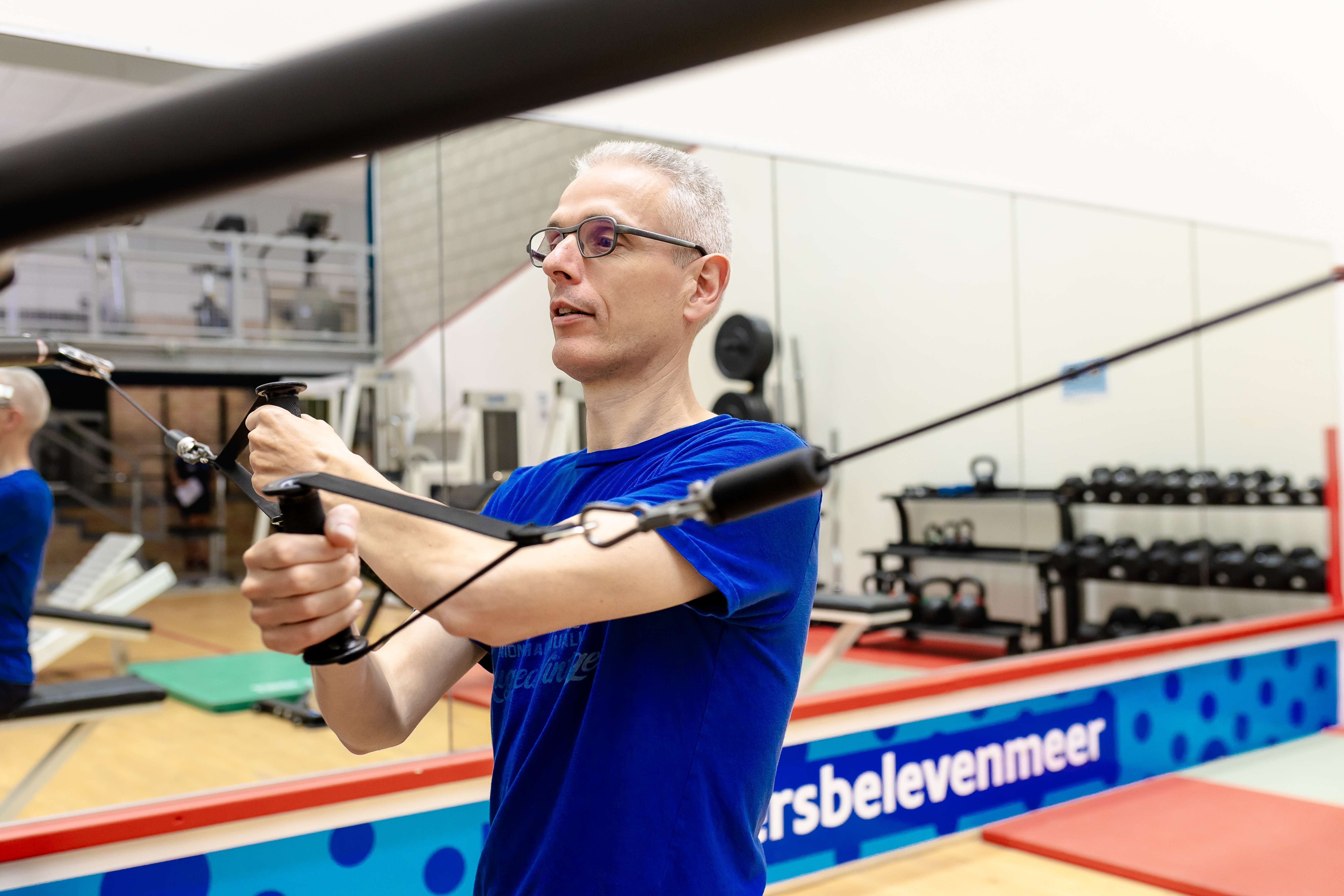 man aan het fitnessen in fitnesszaal