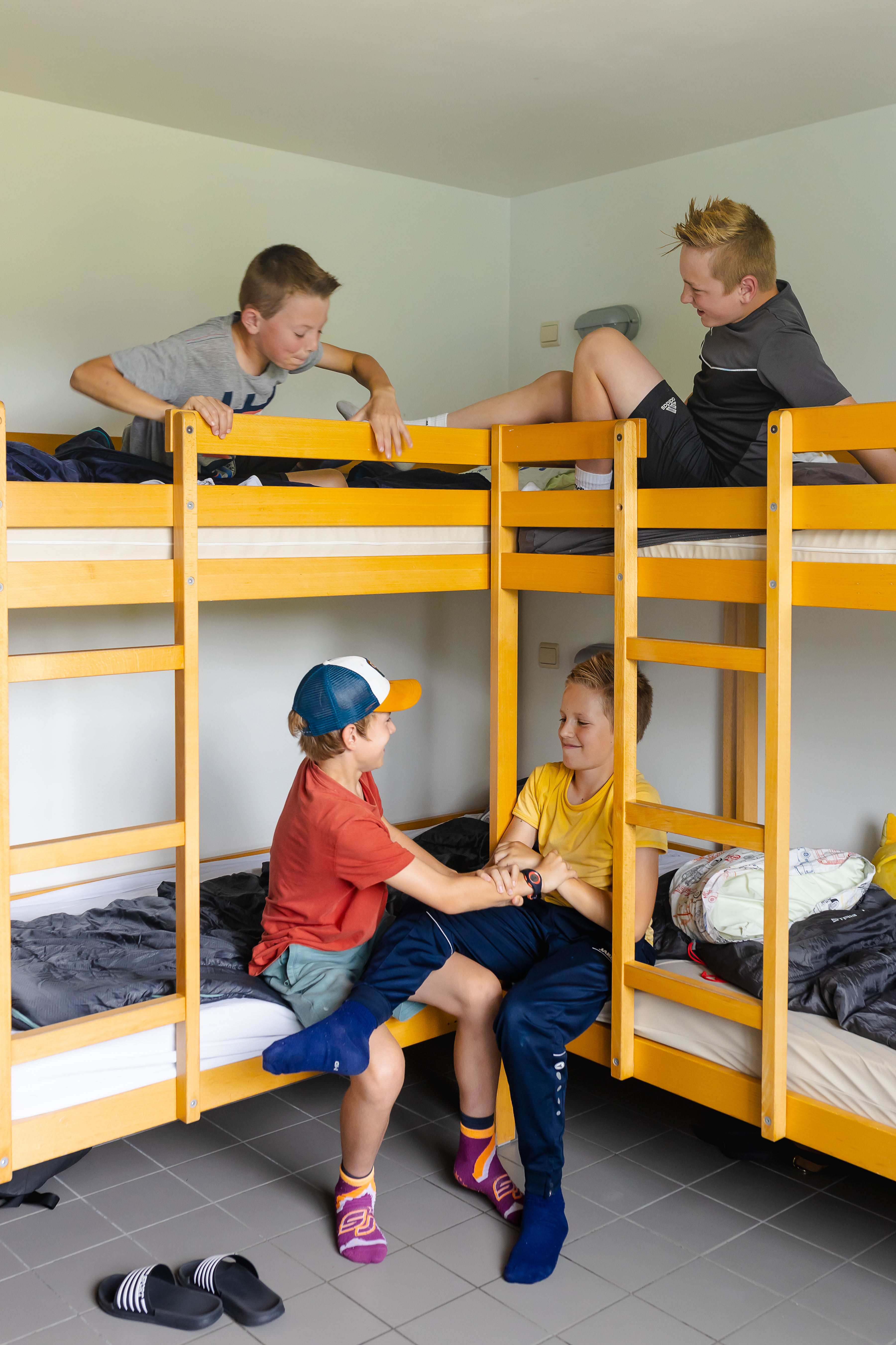 4 jongens  op stapelbed in slaapkamer verblijf
