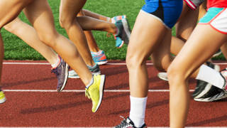 Groep joggers op atletiekpiste