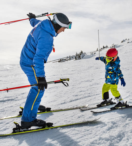 Kindje op skilatten oefent met coach