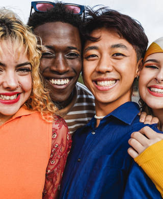 Multi-culturele groep jonge mensen