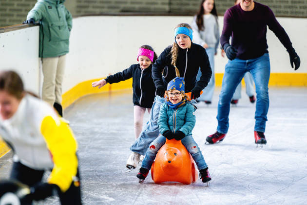 kinderen met speelgoed op het ijs