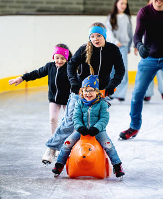 kinderen met speelgoed op het ijs