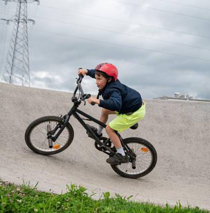Jonge jongen rijdt met BMW op een pumptrack
