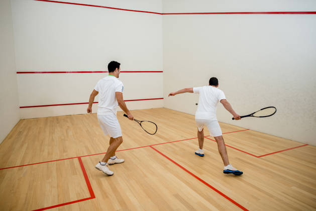 Twee mannen squashen