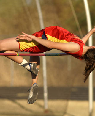 Atlete springt over lat