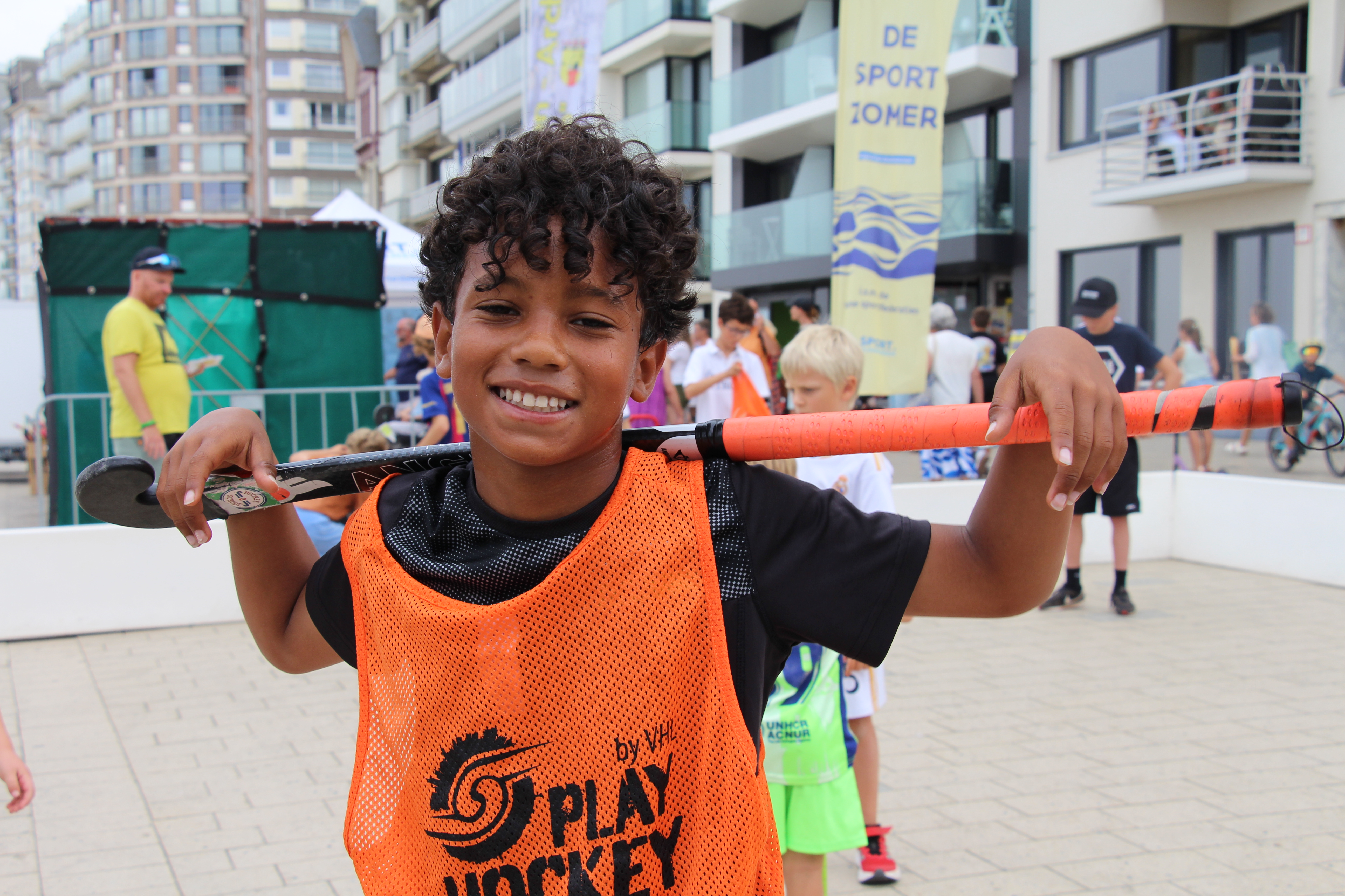 Jongen poseert met hockeystick