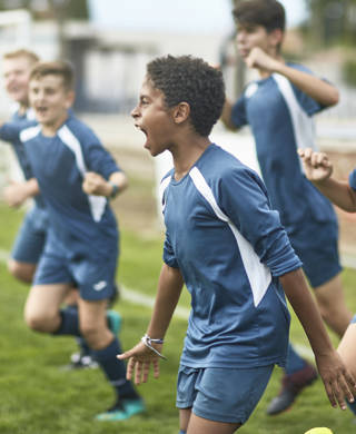 Jongeren op sportterrein