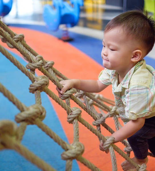 Kleuter op touwenklimrek