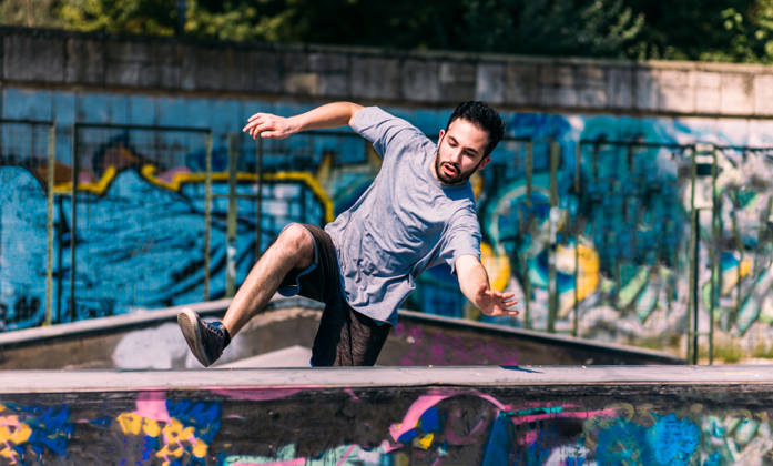 Man oefent freerunning in skatepark