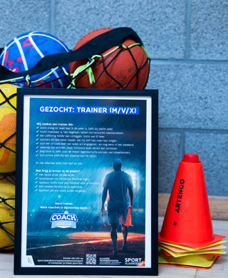 persconferentie waar de nieuwe gids werd voorgesteld om trainers aan te trekken en te behouden