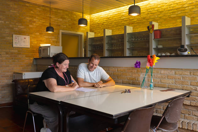 leerkrachten aan tafel in bar/relax ruimte