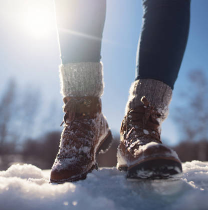 Wandelschoenen op de sneeuw