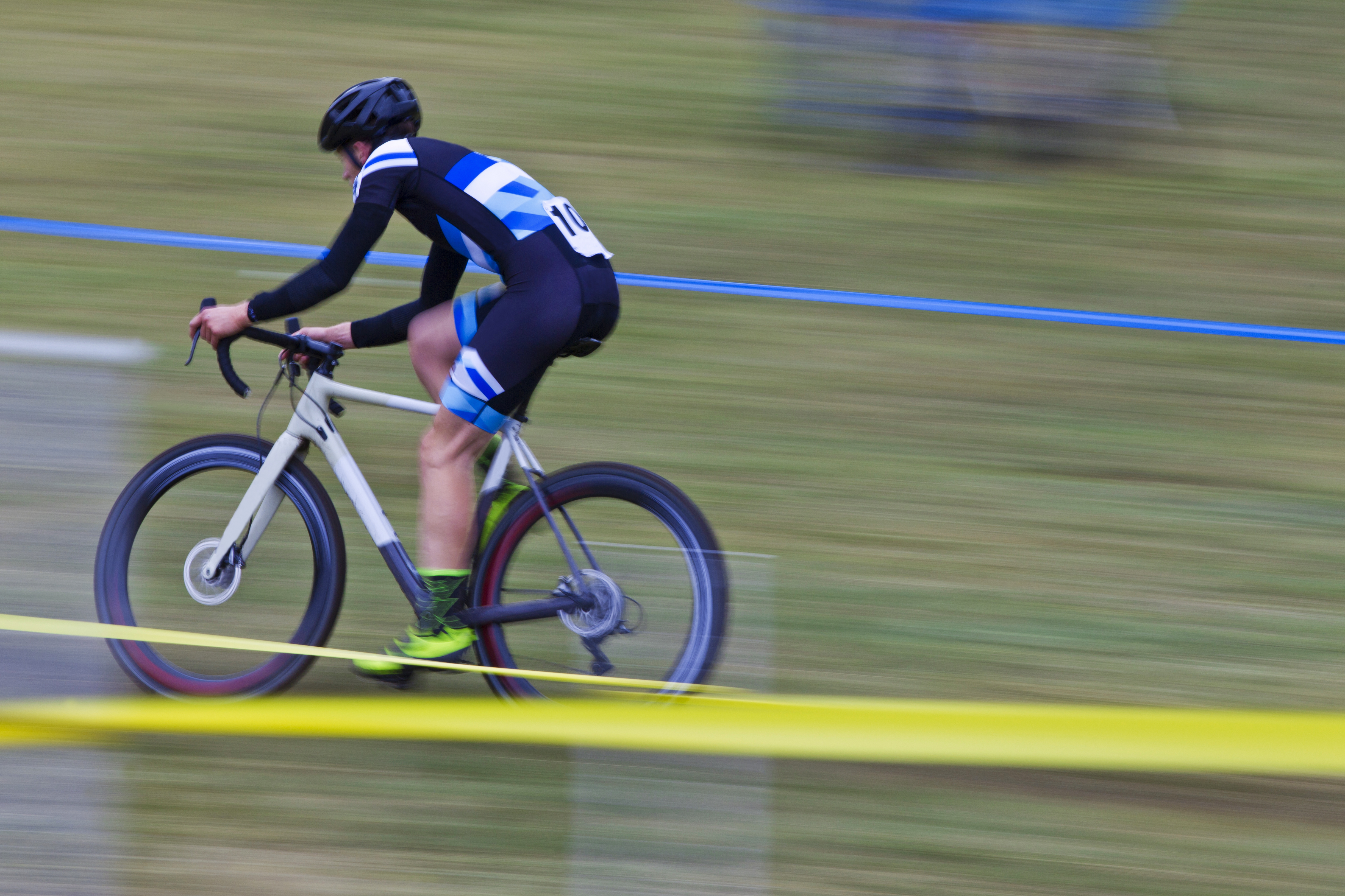 Man rijdt op een veldritparcours