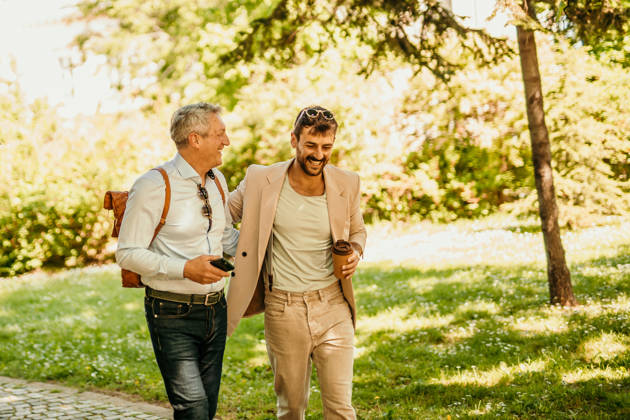 The senior director and his assistant are walking after work and talking.