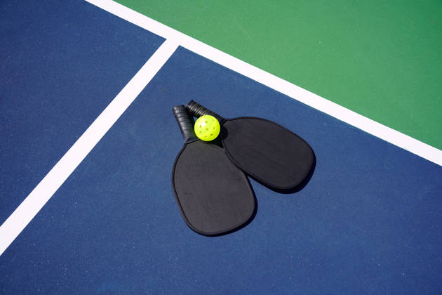 Twee Pickleball paddles en een wifflebal