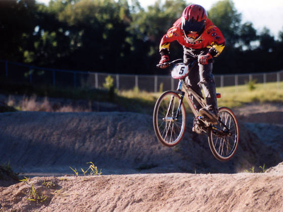 BMX rijder oefent in het park