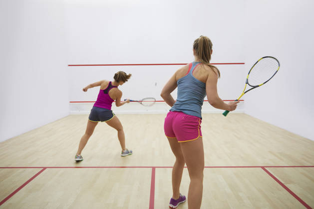 Twee dames squashen