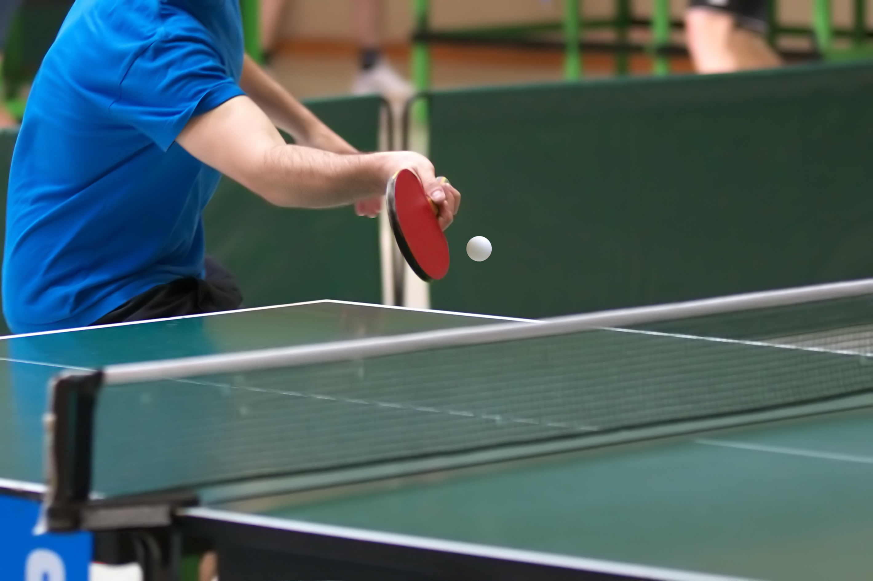 Jongen speelt tafeltennis