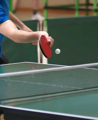 Jongen speelt tafeltennis