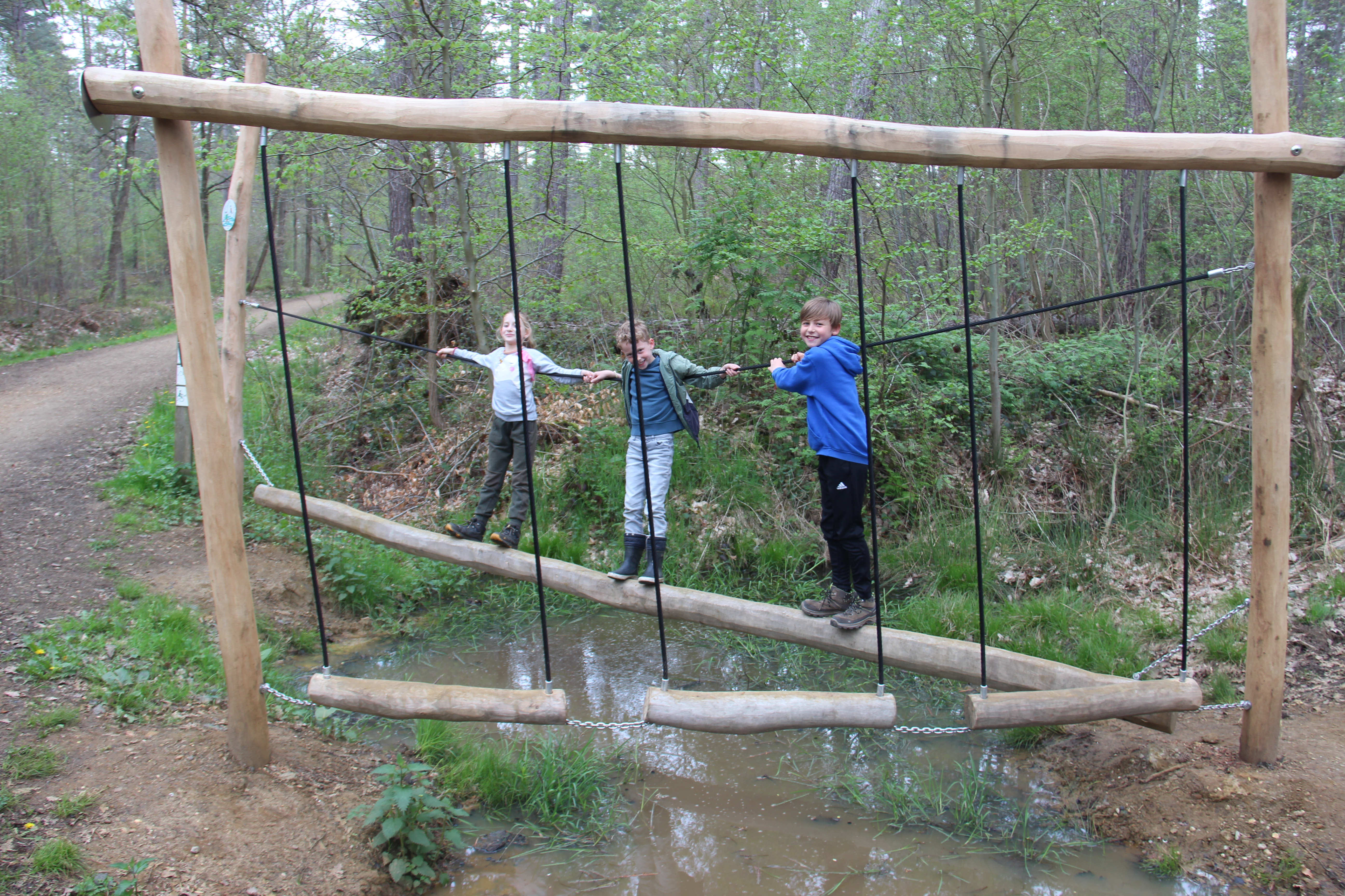 Spelende kinderen op de toestellen van het multimovepad