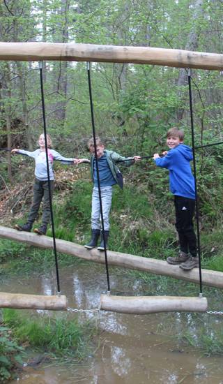 Spelende kinderen op de toestellen van het multimovepad