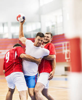 Groep handballers in actie