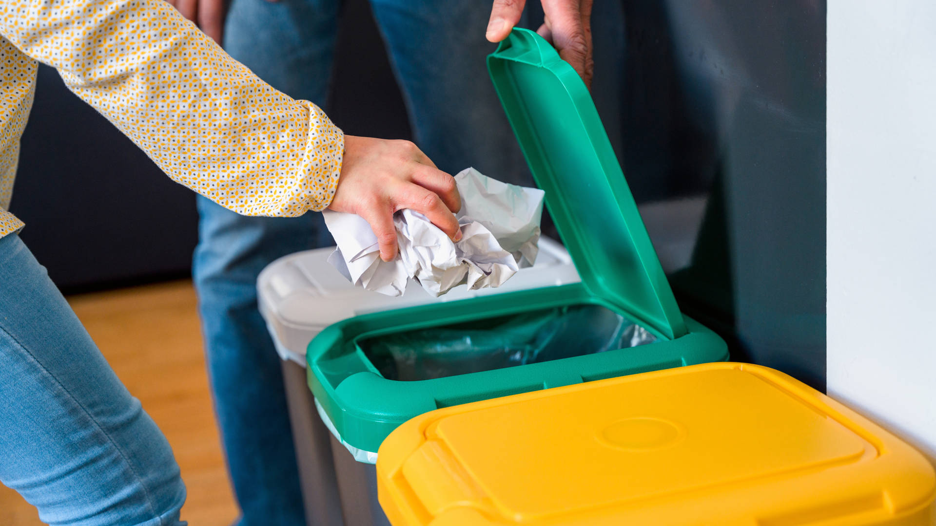 Papier in vuilnisbak werpen