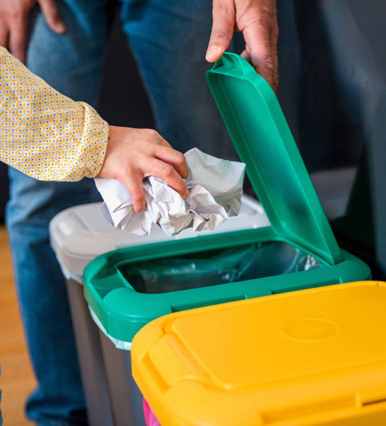 Papier in vuilnisbak werpen