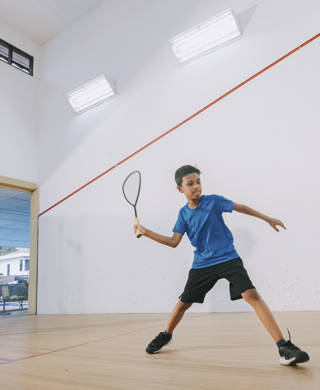 Jongen met coach squashen