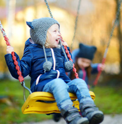 Multimove beeld van kleuter op schommel