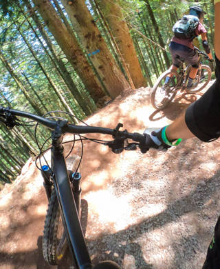 Groepje rijdt met mountainbikefiets door het bos